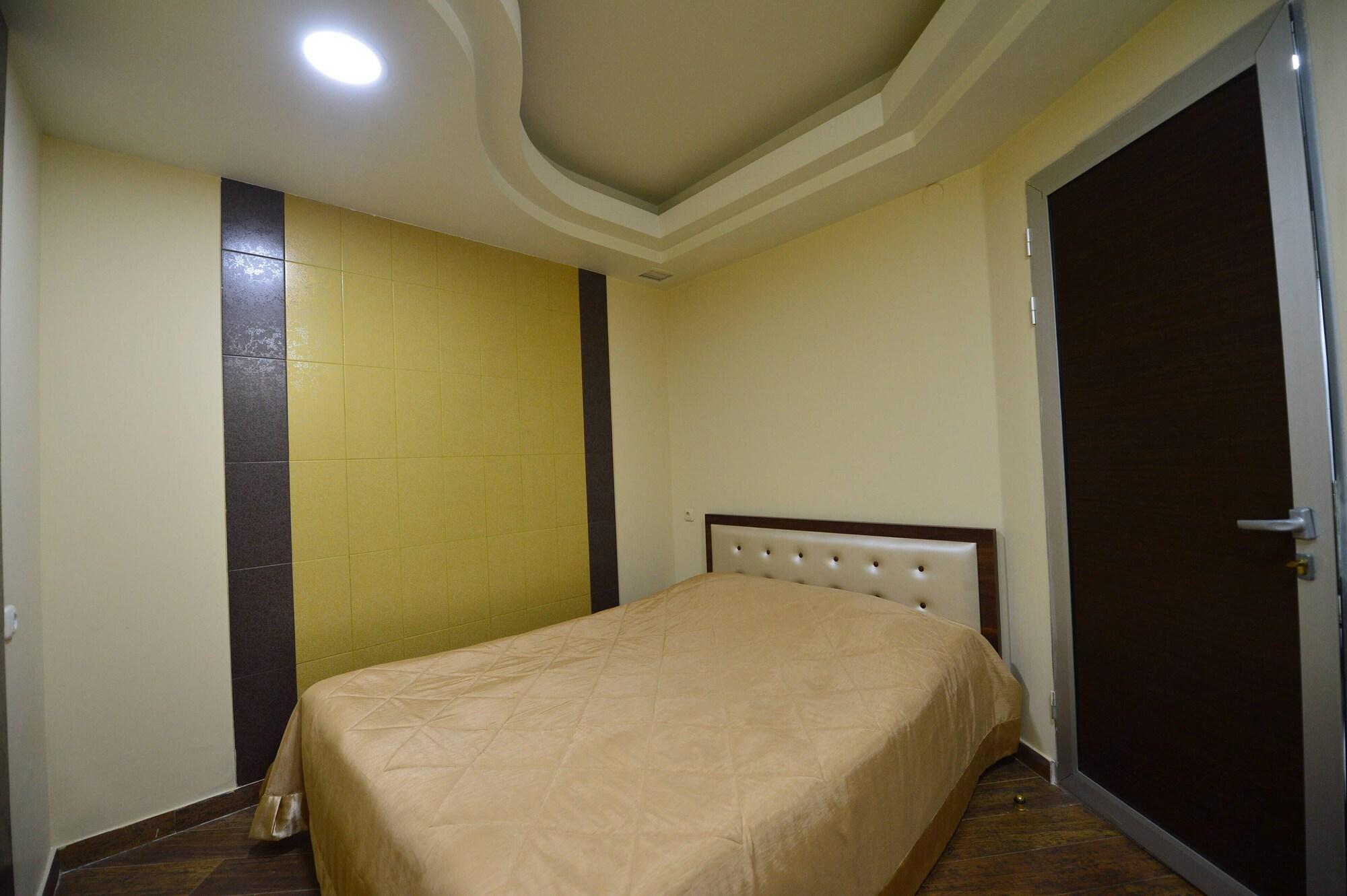 Yerevan Deluxe Hotel Екстериор снимка