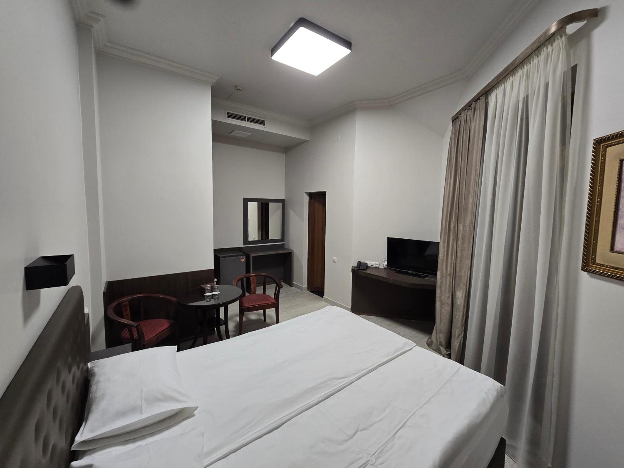 Yerevan Deluxe Hotel Екстериор снимка