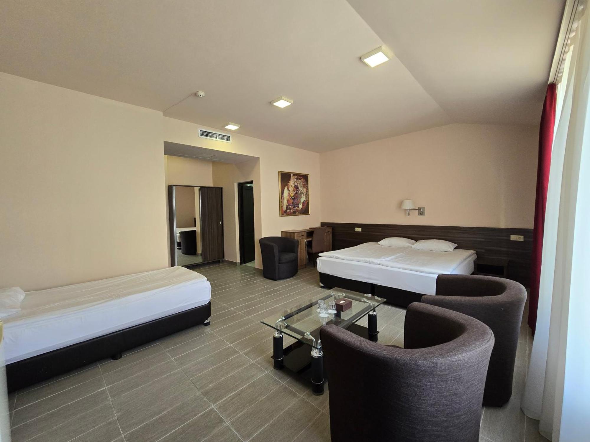 Yerevan Deluxe Hotel Екстериор снимка
