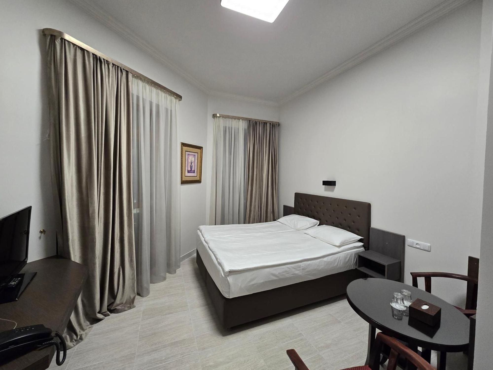 Yerevan Deluxe Hotel Екстериор снимка