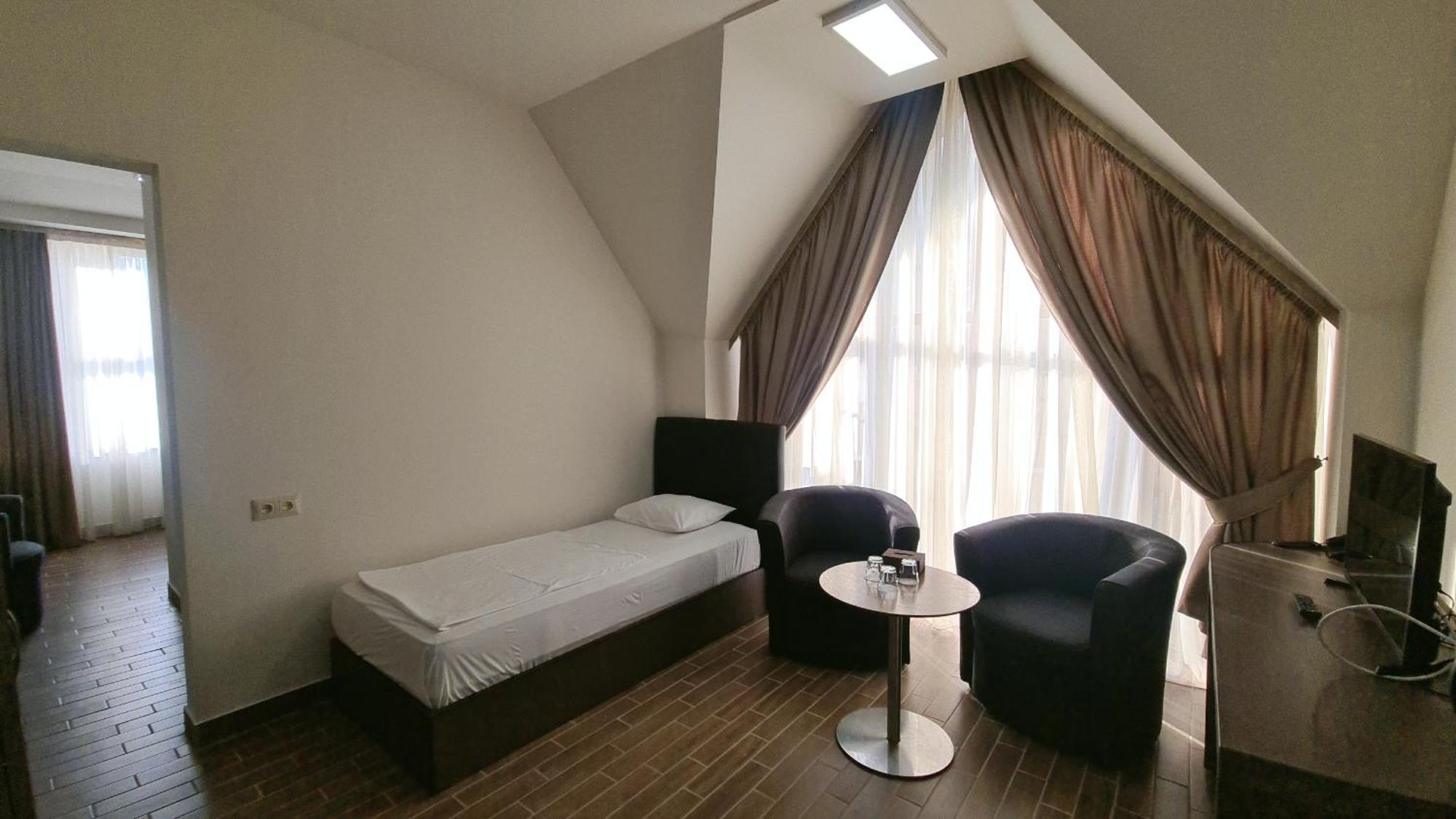 Yerevan Deluxe Hotel Екстериор снимка