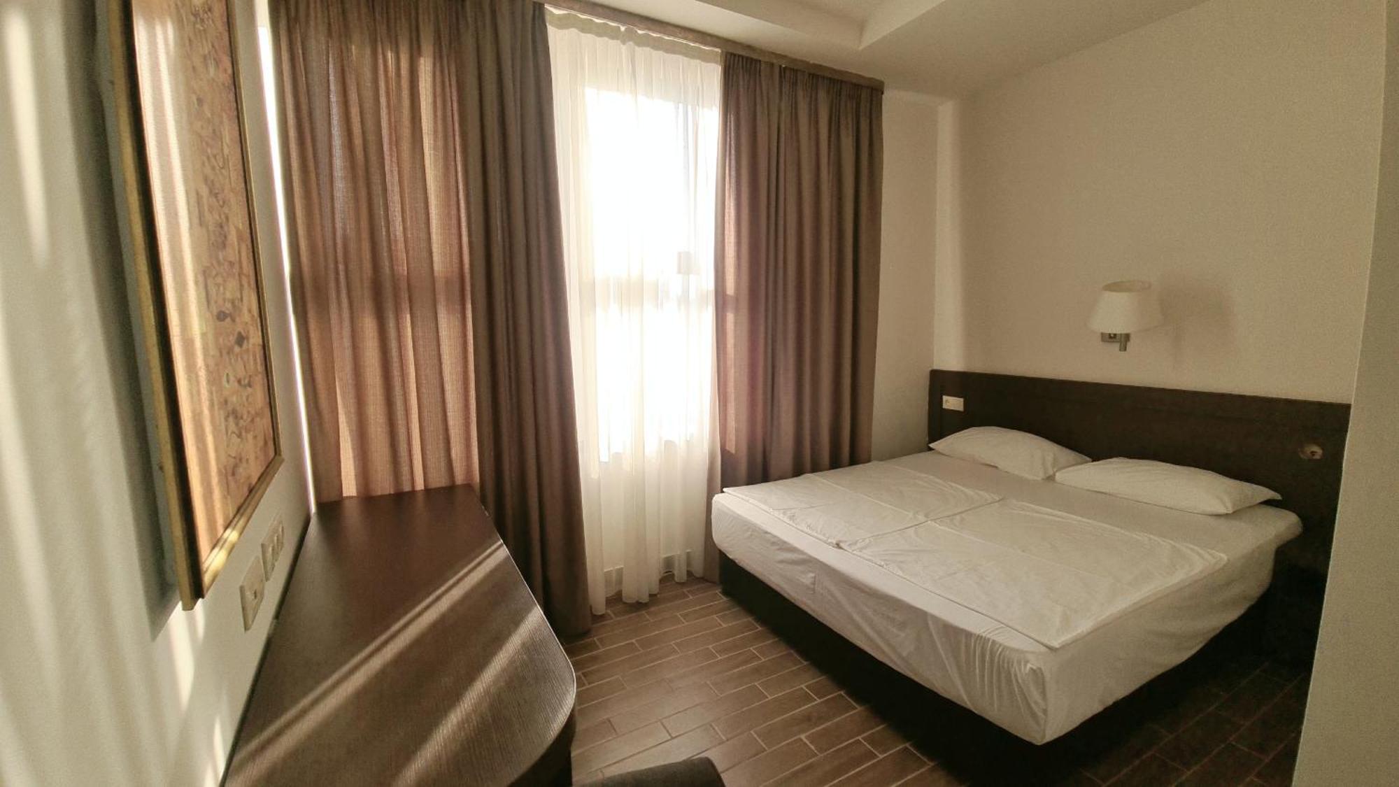 Yerevan Deluxe Hotel Екстериор снимка