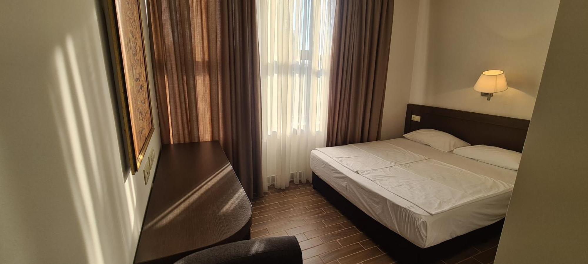 Yerevan Deluxe Hotel Екстериор снимка