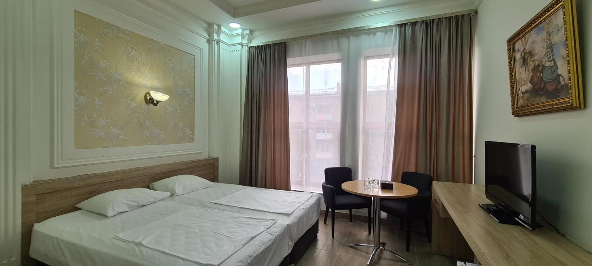Yerevan Deluxe Hotel Екстериор снимка