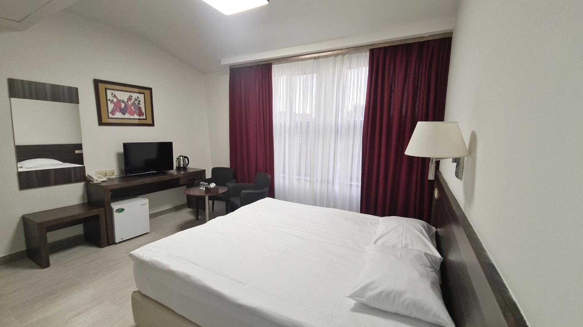 Yerevan Deluxe Hotel Екстериор снимка