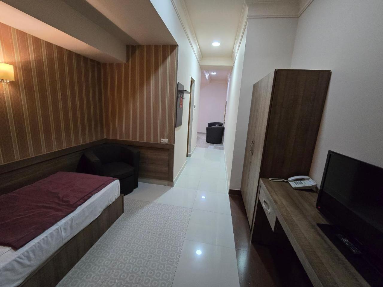 Yerevan Deluxe Hotel Екстериор снимка
