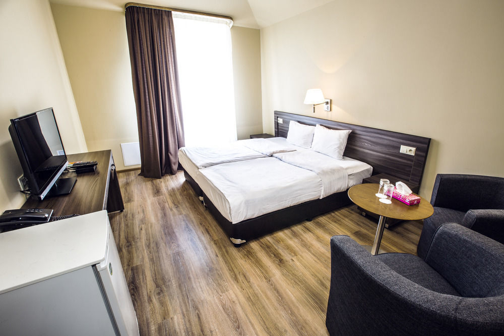 Yerevan Deluxe Hotel Екстериор снимка