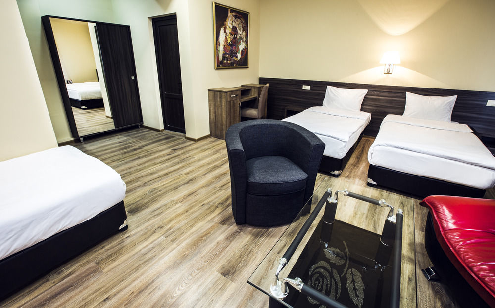 Yerevan Deluxe Hotel Екстериор снимка